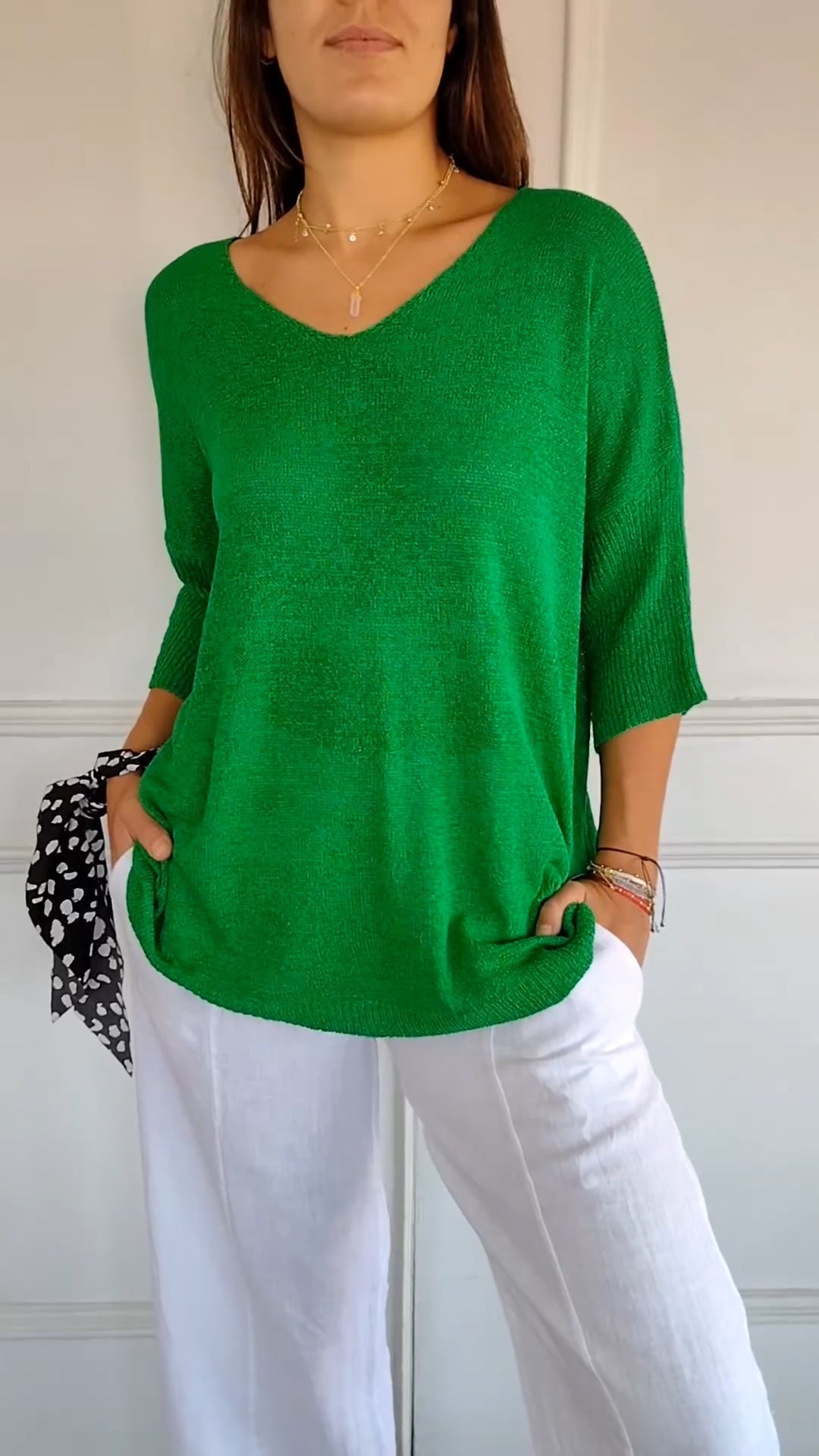 Deborah - Solid color knit top with V-neckline