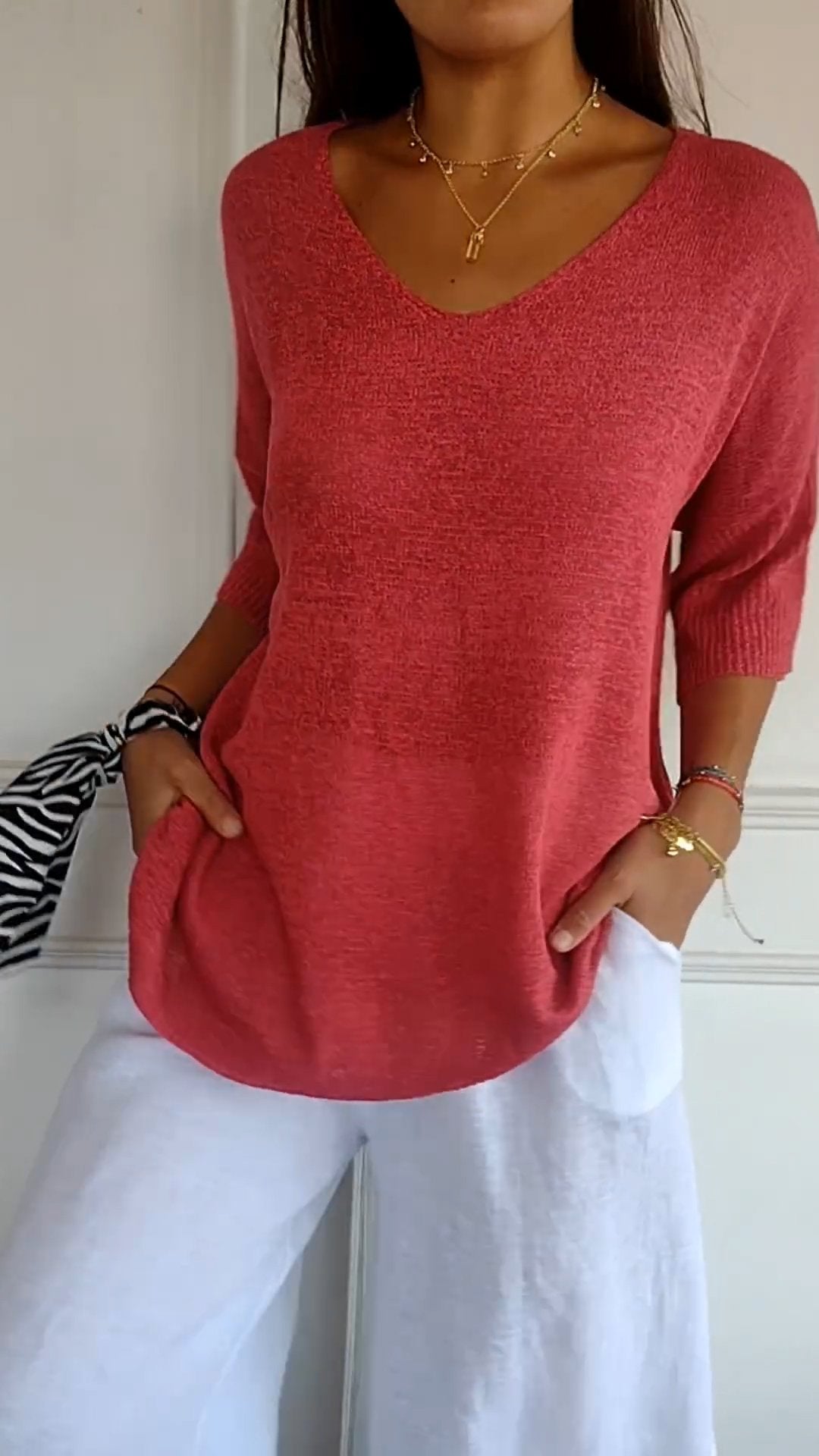 Deborah - Solid color knit top with V-neckline